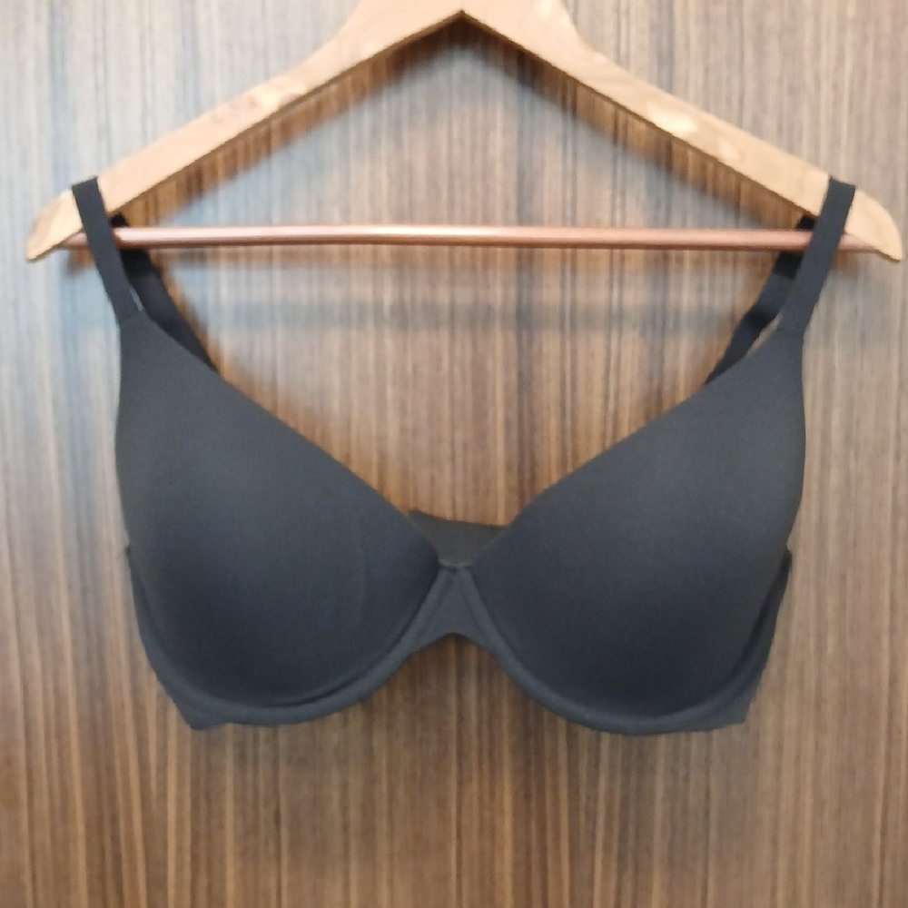 SKIMS Molded Cup Bra SZ 36DDD